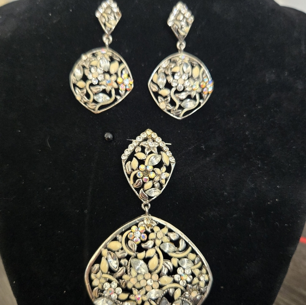 Elegant Silver and Gold Floral Jewelry Set - Picture 5 of 5